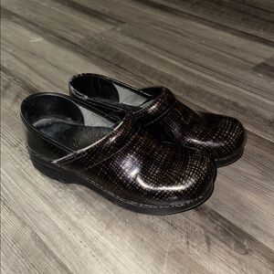 Dansko Professional clogs black metallic patent leather criss cross 39 nursing